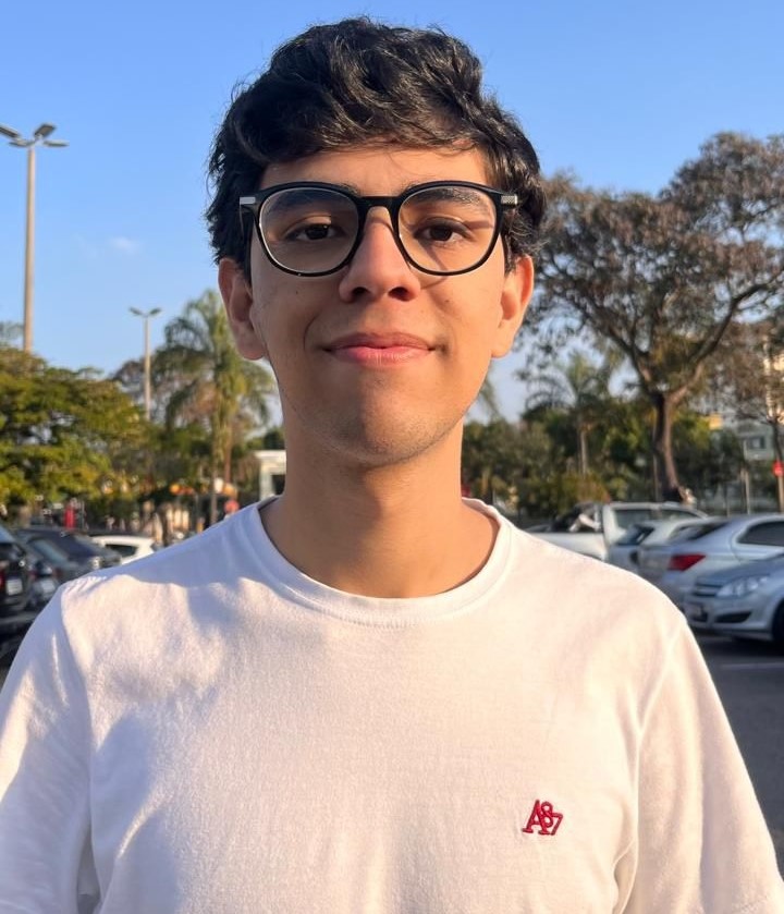 Foto de Davi Matos com camisa do Flamengo